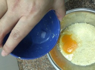 step5: 加入蛋和冰水揉好成麵團