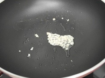 step2: 取一鍋倒入少許油爆香蒜末!!