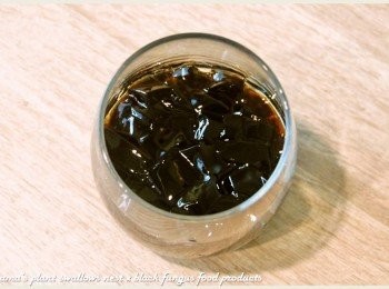 step2: 仙草凍自盒中取出後，分切成塊狀，適量地放置於杯底。