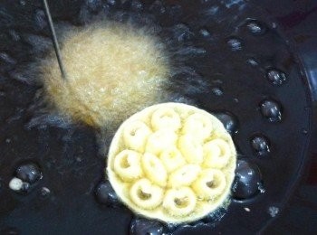 step3: 預熱油鍋，蜂巢鐵摸下個預熱，然後沾上麵糊，下鍋油炸，待蜂巢自動脫摸，即可。