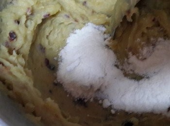 step2: 加入奶粉,糖,蔓越莓乾攪拌均勻