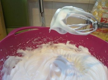 step5: 用電動打蛋器：蛋白打起粗泡後加入半份糖及檸檬汁攪打約3分鐘、加入餘下半份糖攪打至蛋白霜有挺立尖尖便可使用。