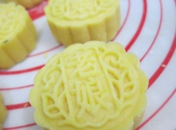 step19: 再入焗先烤5分鐘
拿出去掃蛋液（輕輕沾到就好），轉盤方向後入爐5分鐘
再拿出來掃第二次蛋液，再轉盤方向後入爐3分鐘
看見爐中的月餅色澤金黃就可出爐，即時掃上糖水，待乾即可