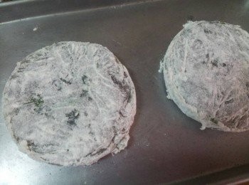 step6: 蝦排先沾麵粉