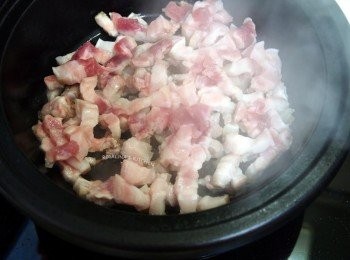 step1: 1.起鍋，待鍋子熱後，入一點點油，然後將豬肉放入鍋中煎出焦香。