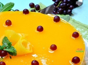 step12: 取出後，在表面上以芒果切片<span class="group_5">裝飾</span>成玫瑰花，擺放珍珠葡萄、香草做<span class="group_5">裝飾</span>，也可以在表層&水果上在塗一層鏡面果膠比較保濕，小心脫模，美美的芒果花園奶酪蛋糕就完成啦^^ (脫模時沿烤模邊緣一圈以熱毛巾或吹風機稍稍使之軟化，會比較好脫模喔)