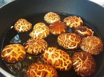step2: 用一鍋熱水，將冬菇煮10分鐘，關火焗20分鐘至軟身。