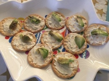 step2: 用膠刀切牛油果，放一小片係餅上