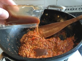 step2: 開油鑊，下蝦米、馬拉盞炒香，再加入較早前打成之混合醬，繼續炒至收水，然後再加1.5湯匙熱水再炒，重覆加入熱水，炒三次，直至收水，最後加入羅望子醬、糖、少少鹽（鹽可以自行加減，因為馬拉盞本身都鹹）再一次炒至收水便可。
