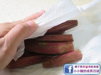 step3: 之後用廚紙印乾秋葵，盡量減少秋葵身上的水份~