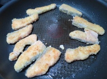 step8: 平底鑊加熱,將油燒熱,,落挪威三文魚後轉慢火將兩邊煎到金黃