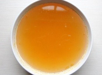 step5: 撇步之一:當鳳梨經過加熱釋放很多水份時,可將鳳梨果汁取出當果汁飲用。這樣的做法,可縮短熬煮的時間,做出的鳳梨內餡一樣美味。