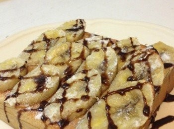 step3: 入烤箱烤到香氣出來後，淋上巧可力醬，上一點糖粉就好囉