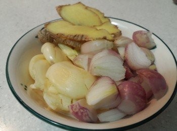 step2: 干蔥頭切十字/切半, 蒜頭拍散一點, 薑切片, 備用