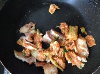 step2: 2)放在多士上加上芝士絲用180度焗3分鐘即可