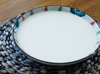 step3: 在蒸盤上塗一層薄薄的油，倒入粉漿，用大火蒸約20分鐘