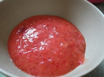 step2: 草莓用食物處理器打成蓉與草莓味乳酪混合。