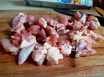 step1: 雞睥肉切細件 , 洋蔥去衣切碎
