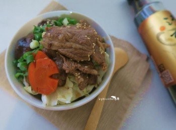 step4: 白飯鋪上高麗菜絲