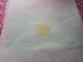 step5: 加入1湯匙麵糊，再放上第二張牛油紙。