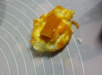 step7: 其餘粉團慢慢加入南瓜搓成黃色粉團,(不要一次過加太多,否則麵團會太濕,如真的太濕只好加些底筋粉搓成麵團)