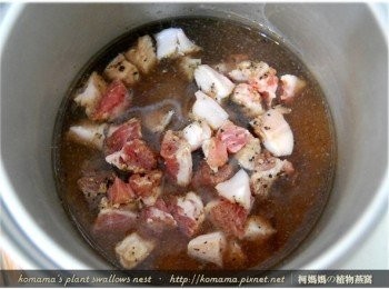step6: 將已切成塊狀的鹹豬肉，直接放置於白米的上層。