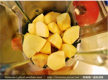 step2: 將蘋果與甜菜根去皮後，分切成塊狀，放入至果汁機中。