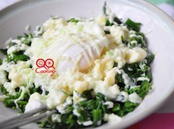 step7: 最後在於塑膠帶尖端剪開一個小小洞，將芥茉沙拉醬擠在<span class="group_1">食材</span>上層