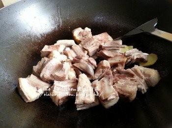 step5: 燒紅鑊 , 爆香薑片及羊腩 , 贊少許酒炒至羊腩微黃色