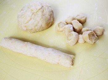 step3: 取一小部份麵糰，搓成一條約1厘米直徑粗的麵條，然後相距每一厘米切成一粒