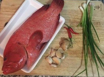 step1: 蔥、薑、蒜、辣椒洗淨瀝乾；魚清理乾淨。
