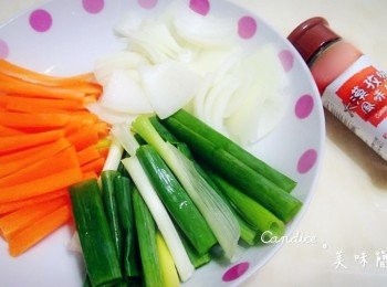 step2: 將備好的<span class="group_1">食材</span>捲入肉片內，放入烤箱上下火200度，烤15-20分鐘。