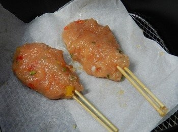 step3: 將雞肉平均分配成兩球，塑形後固定在竹籤上，烤箱160度烤20分鐘，或是氣炸鍋120度10分，200度5分鐘