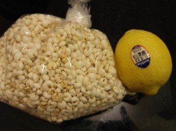 step1: 生熟薏米需浸一小時澀乾水份。檸檬用粗鹽擦一擦表皮,洗淨後檸檬中間部份切片,頭尾部份榨汁備用