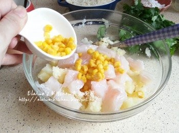 step4: 加入魚柳粒及粟米粒拌勻