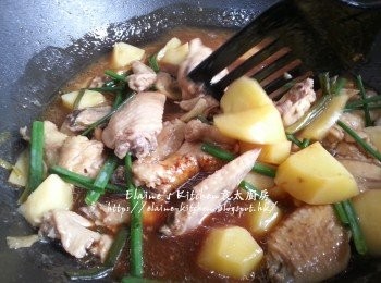 step8: 最後加入1湯匙老抽及青蔥段拌勻