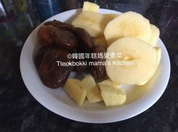 step1: 將蘋果去皮, 準備無花果和薑備用,