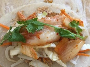 step7: 組合：
用2塊 潤餅皮捲入餡料，先放上花生糖粉，然後放甘筍絲、芽菜、椰菜絲、滷蘭花乾、韓式泡菜、菜譜、香菜