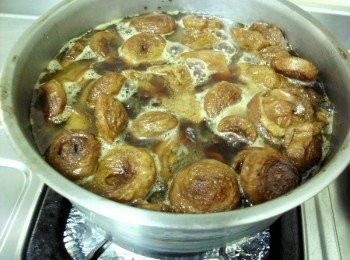 step4: 等電鍋跳起後，再小火慢滾至湯汁濃稠即可上桌。