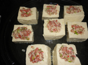 step3: 鍋中放油，用小火煎豆腐，呈金黃色翻面
