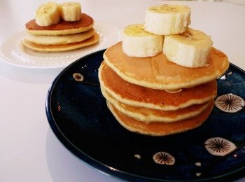 step3: 將步驟二和沙拉油一起加入步驟一中混合均勻就成為鬆餅糊啦～把平底鍋熱鍋後加入一點油，倒入鬆餅糊適量，並煎至兩面金黃即可享用香噴噴的香蕉鬆餅囉！