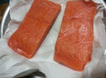 step1: 急凍<a href="https://bit.ly/3Caa2o9" target="_blank" data-keyword="三文魚柳" class="guide-link"><strong>三文魚柳</strong></a> <span style="display:inline-block;vertical-align:middle;margin-top:-3px;color:initial;border-radius:3px;padding:2px 3px;font-size:12px;line-height:14px;background:#87d300;color:#fff;">即買</span> 解凍洗淨後,用廚房紙索乾水份,灑上適量椒鹽略醃