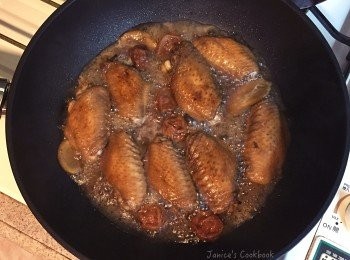 step3: 把話梅連浸話梅的水一起倒進鑊裡，放進冰糖，大火燒開轉中火，15分鐘收汁便成