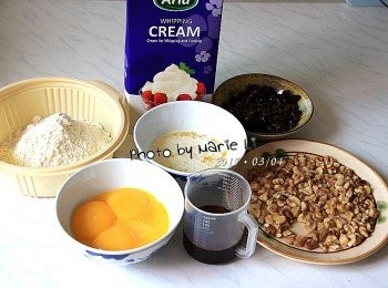 step1: 所有<span class="group_1">食材</span>量秤好備用。
蛋黃與蛋白小心地分開
無鹽奶油先隔水加熱融化成液狀。