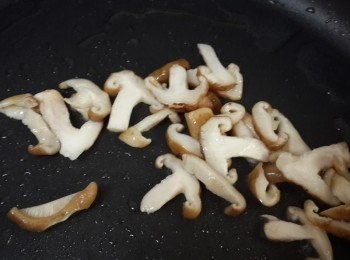 step2: 起油鍋香菇爆香