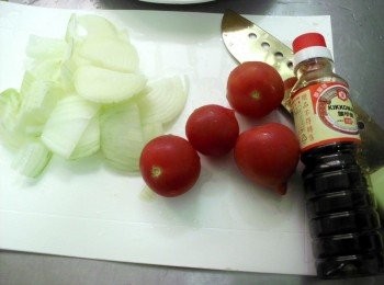 step1: 備好<span class="group_2">食材</span>後，起油鍋將蛋炒至微焦(看個人喜好) 接著下所有<span class="group_2">食材</span>炒熟，