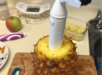 step1: 將鳳梨皮洗淨去頭取出果肉切丁及蘋果削皮切丁