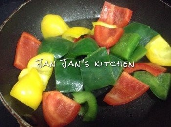 step2: 先將甜椒用少許油爆炒一會，火不要大，加點點水不要太多，發覺乾了才再加，將之煮軟撈起備用。
由於自己喜歡吃腍的甜椒，而肥牛又快熟，所以絶不能一起煮。
其實牛肉片較肥牛更容易處理，肥牛較為容易糾結在一起，方便的可用牛肉片代替。韓醬牛肉醃法可參考http://cook1cook.com/recipe/10342