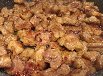 step4: 只需乾煎牛肋腩片煎熟後攞起。