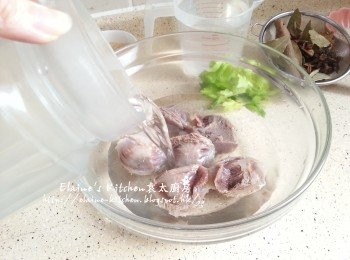 step5: 再加入冰水蓋過火<a href="https://bit.ly/3uTwVKG" target="_blank" data-keyword="雞腎" class="guide-link"><strong>雞腎</strong></a> <span style="display:inline-block;vertical-align:middle;margin-top:-3px;color:initial;border-radius:3px;padding:2px 3px;font-size:12px;line-height:14px;background:#87d300;color:#fff;">即買</span> 面備用